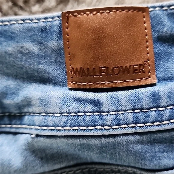 Junior's Wallflower  Skinny Jeans Size 3 EUC - Picture 5 of 5